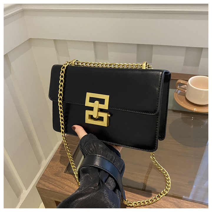 RetroCharm Chain Lock Shoulder Bag