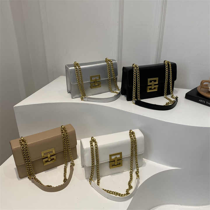 RetroCharm Chain Lock Shoulder Bag